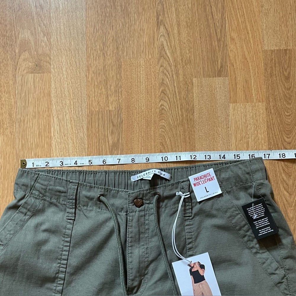 Celebrity Pink Pants
Womens Size L  Parachute Wide Leg Cargo Ripstop
Green NWOT - Picture 11 of 16